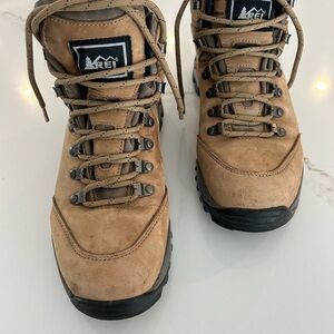 REI Vibram Gortex Tan Hiking Boots